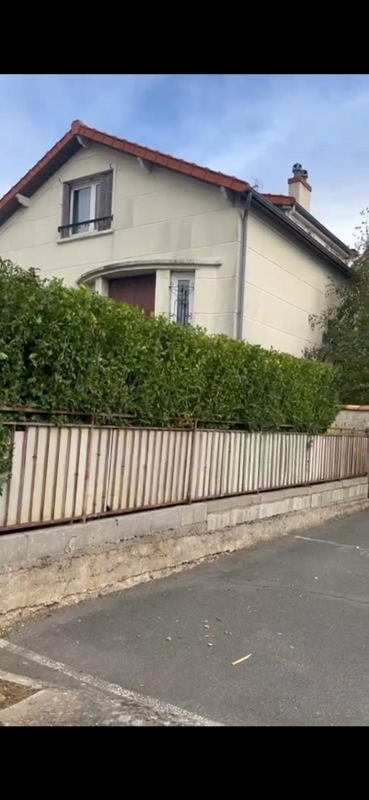 Entretien de haie le long d'une clôture