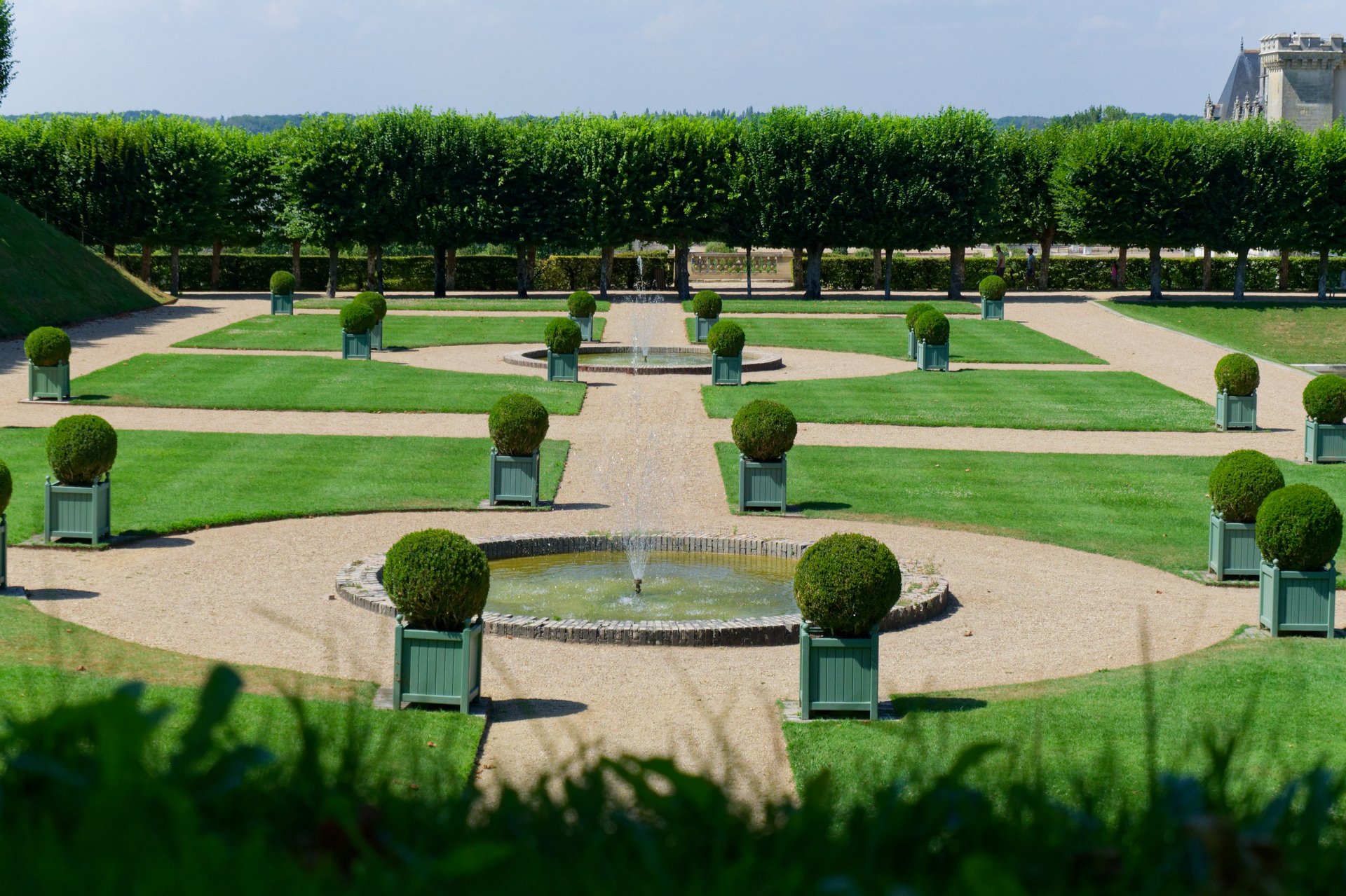 Jardin à la française avec fontaine et buis taillés en boule